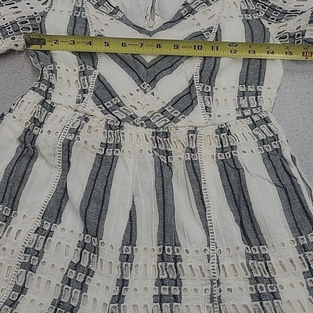 Anthropologie Gray/Cream Cotton Eyelet Romper Size 2p - Picture 5 of 12